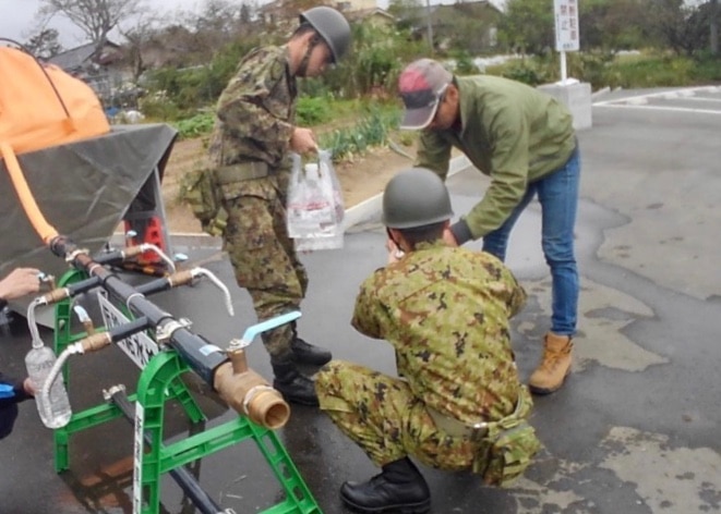 volunteers filling water bottles